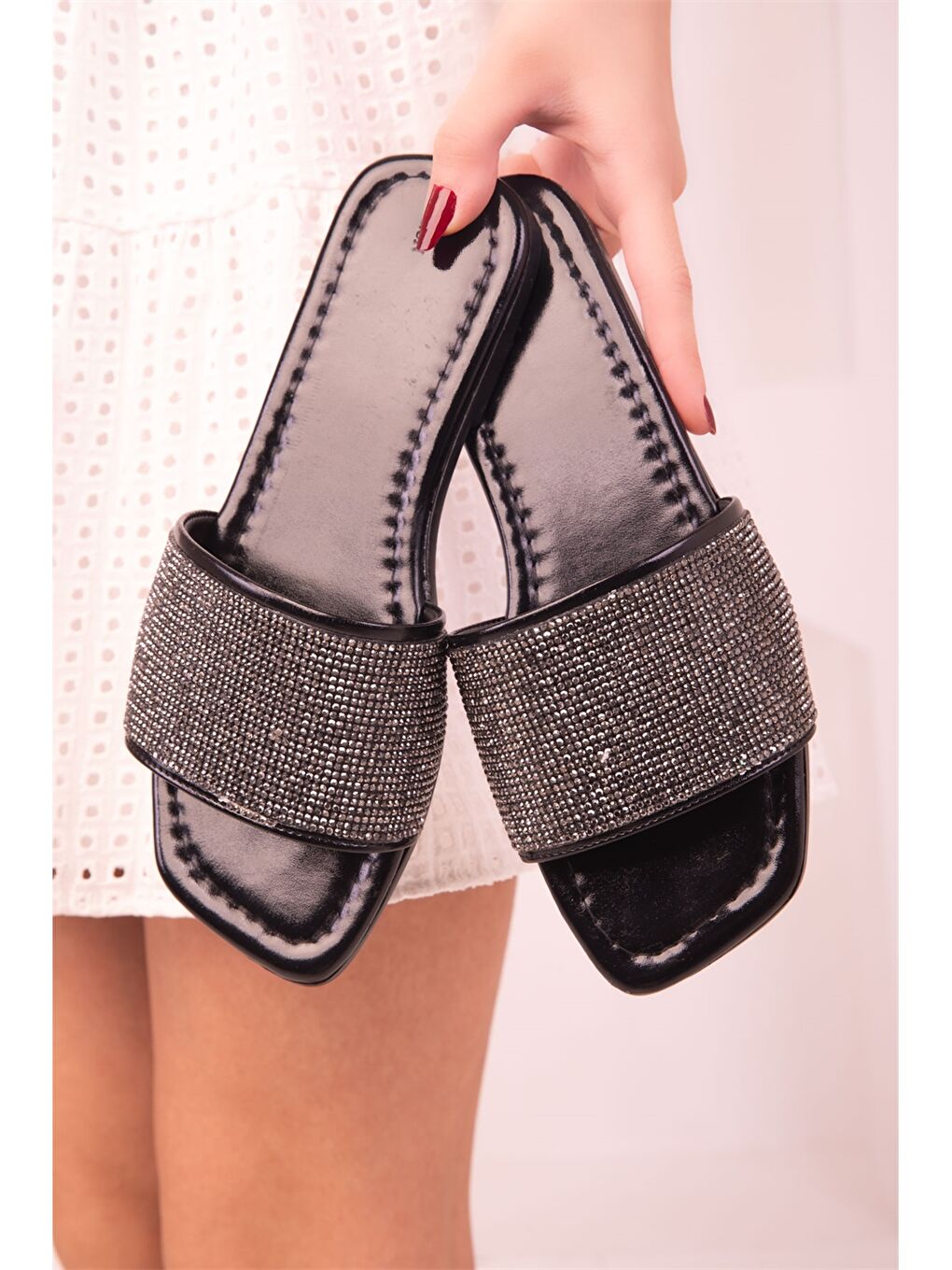 Siyah Deri Görünümlü Tek Bantlı Kadın Terlik-2