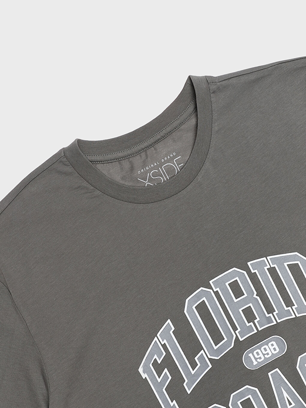 تيشيرت رجالي كم قصير مطبوع بياقة دائرية-1