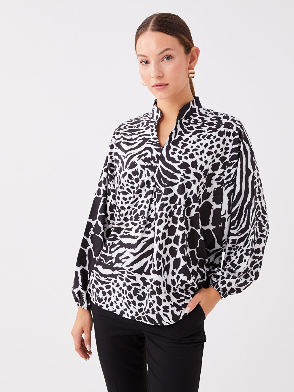 بلوزة نسائية واسعة كم طويل منقوشة بياقة بشق