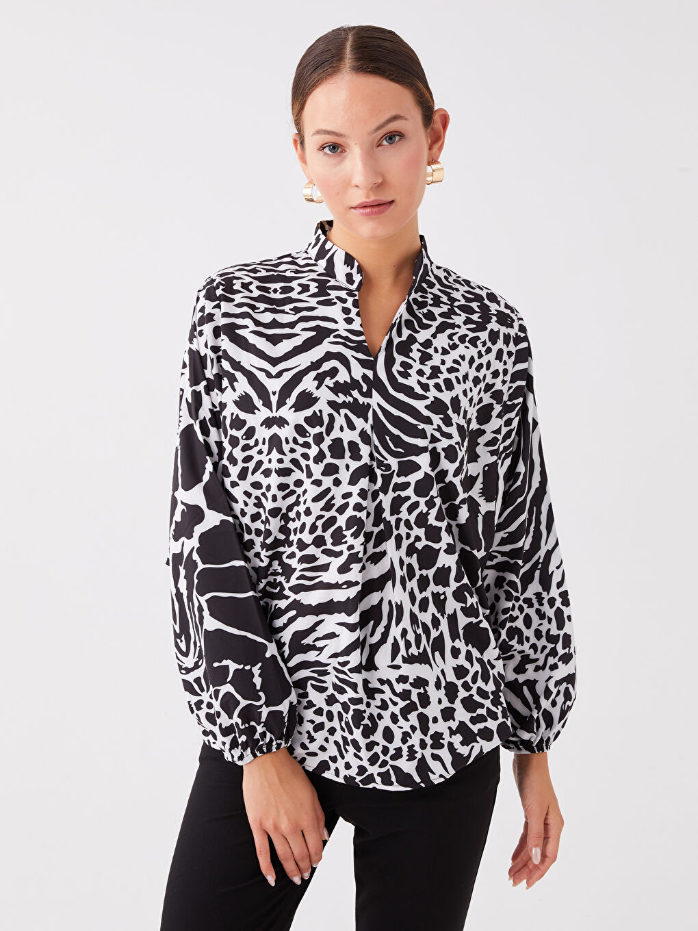 بلوزة نسائية واسعة كم طويل منقوشة بياقة بشق-1