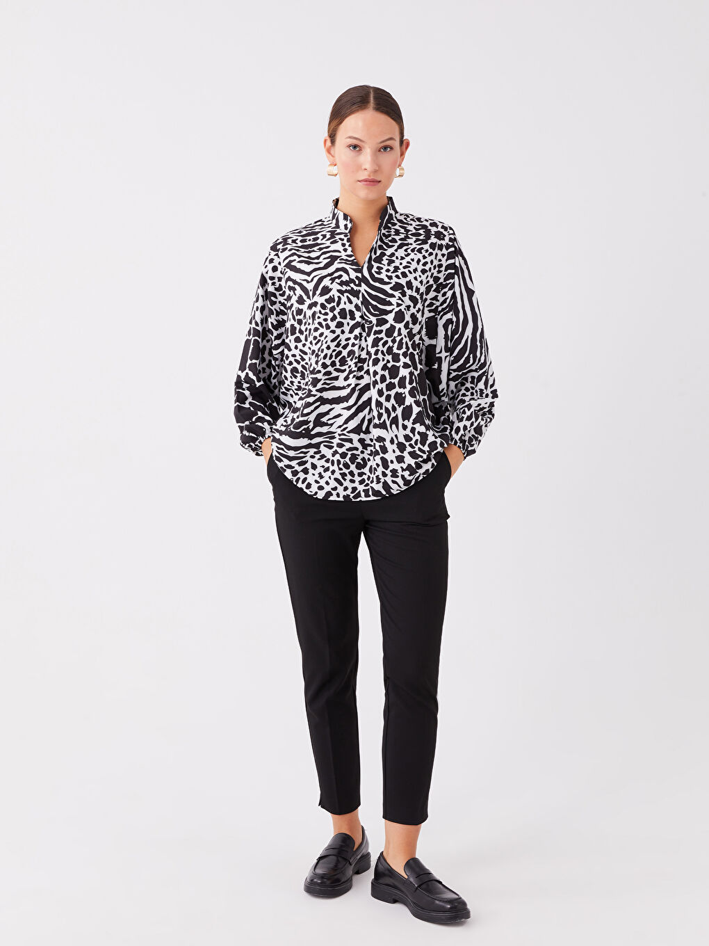 بلوزة نسائية واسعة كم طويل منقوشة بياقة بشق-2