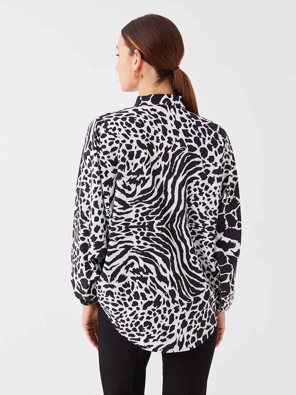 بلوزة نسائية واسعة كم طويل منقوشة بياقة بشق-4