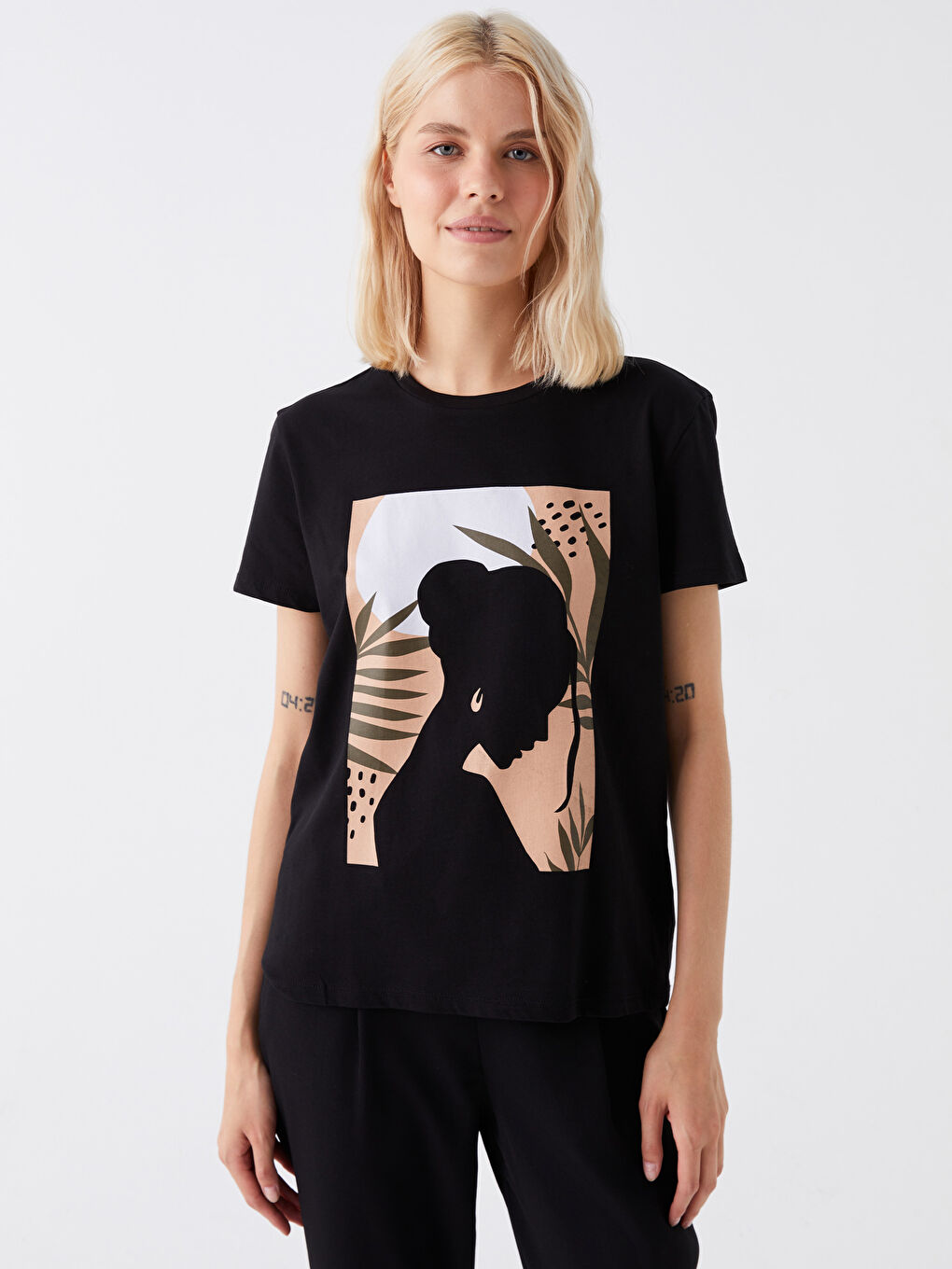 Siyah Bisiklet Yaka Baskılı Kısa Kollu Kadın Tişört-1