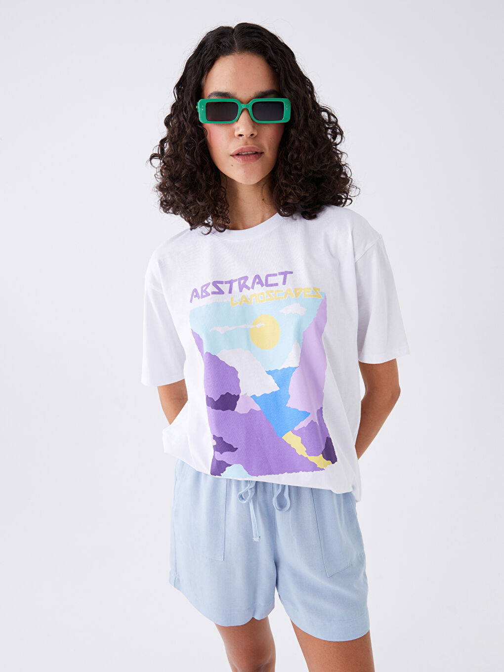 Beyaz Bisiklet Yaka Baskılı Kısa Kollu Oversize Kadın Tişört