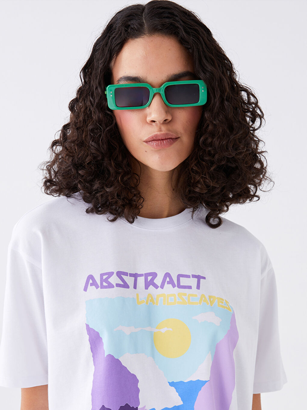 Beyaz Bisiklet Yaka Baskılı Kısa Kollu Oversize Kadın Tişört-1