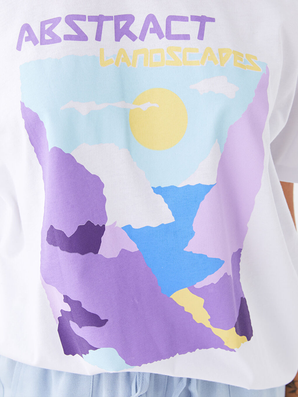 Beyaz Bisiklet Yaka Baskılı Kısa Kollu Oversize Kadın Tişört-3