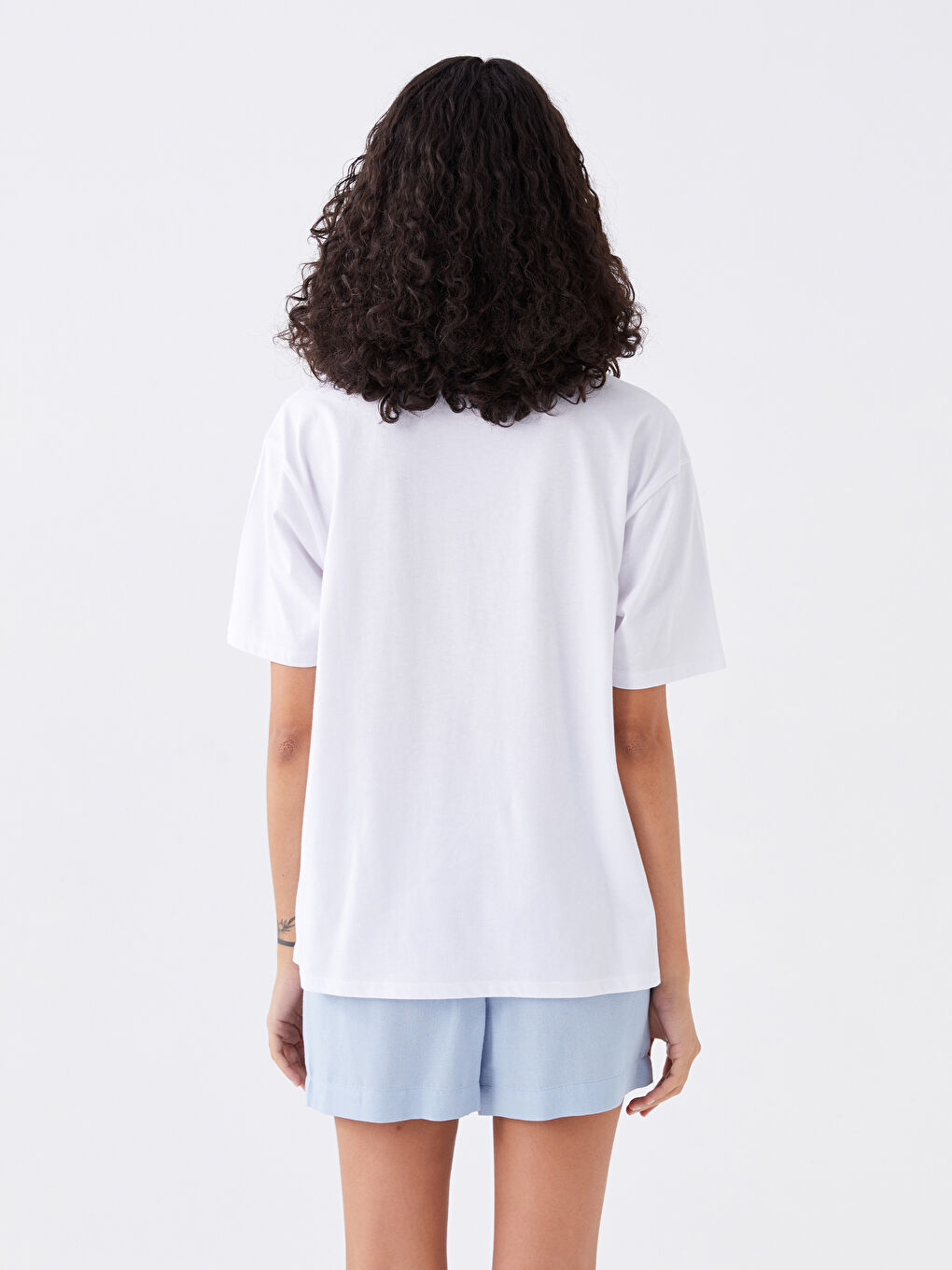 Beyaz Bisiklet Yaka Baskılı Kısa Kollu Oversize Kadın Tişört-4