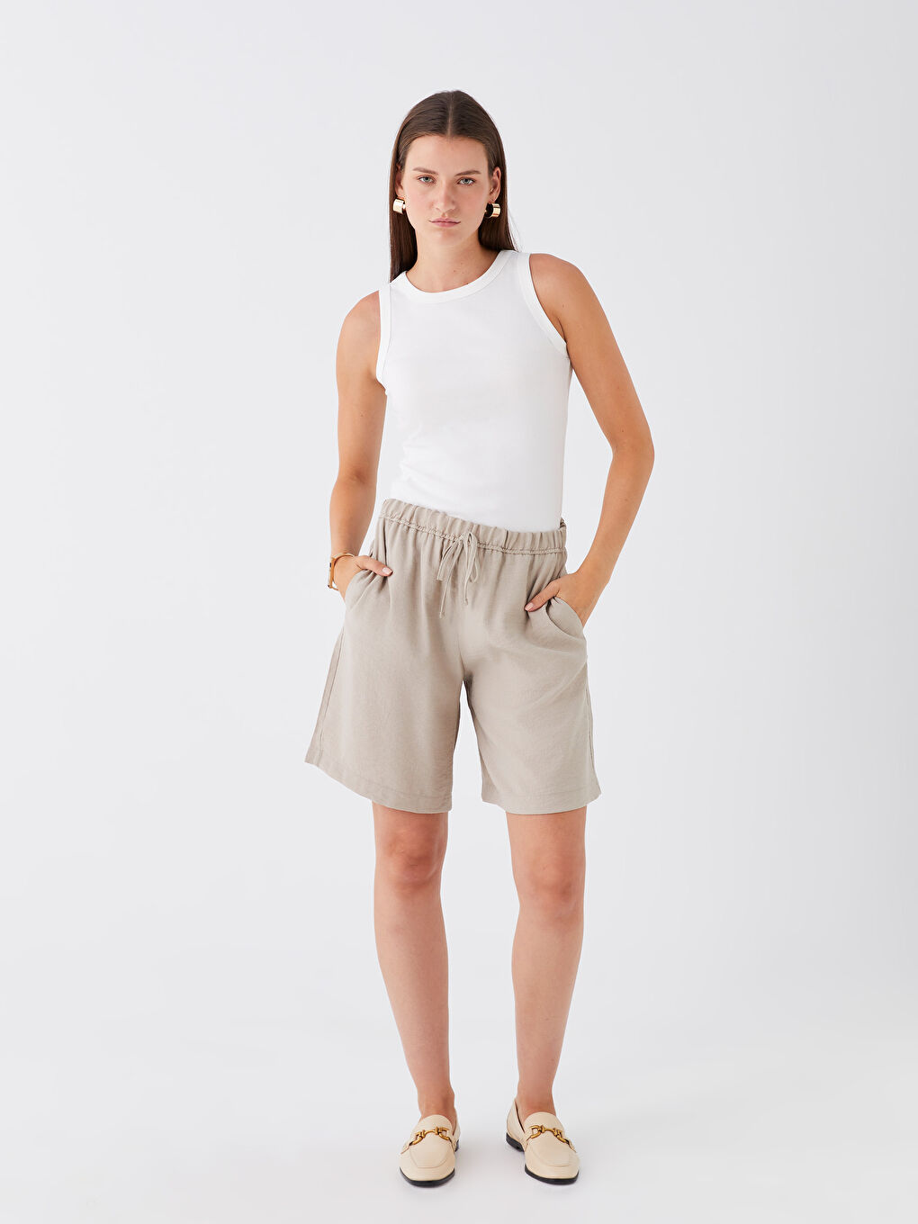 Bej Beli Lastikli Rahat Kalıp Kadın Şort