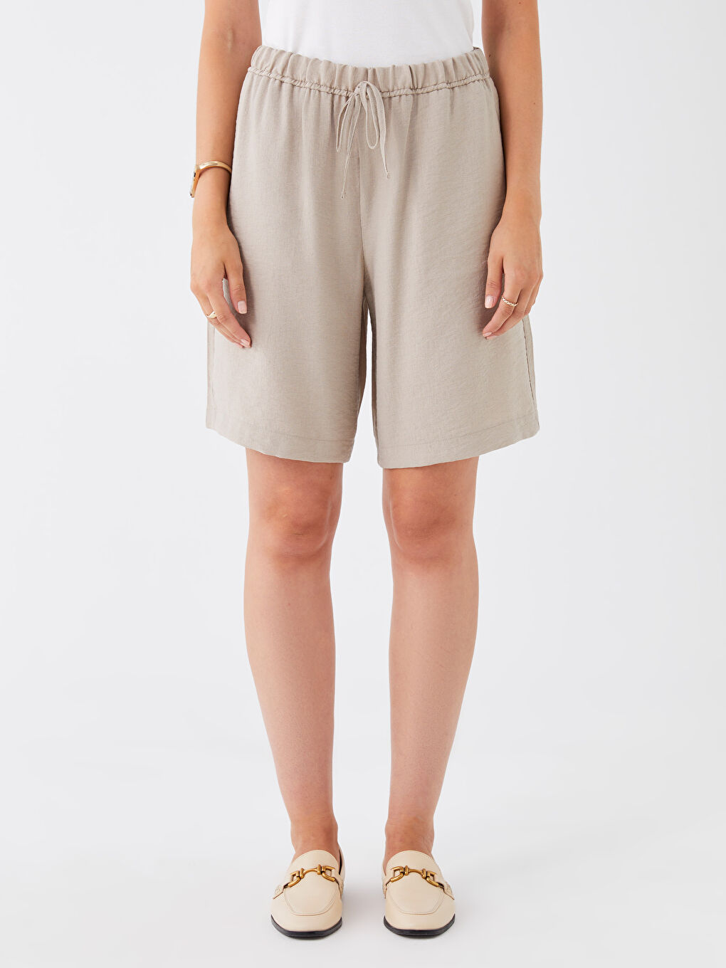 Bej Beli Lastikli Rahat Kalıp Kadın Şort-3