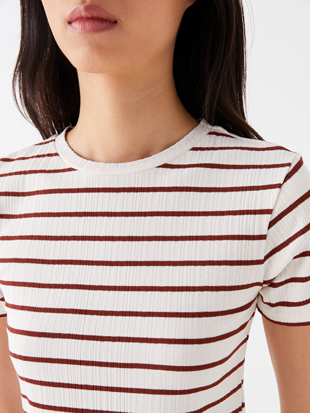 Kahverengi Bisiklet Yaka Çizgili Kısa Kollu Kadın Tişört-3