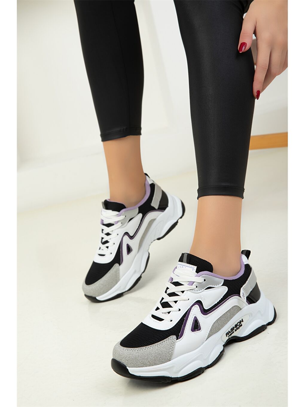 Lila Deri Görünümlü Bağcıklı Kadın Spor Ayakkabı-1