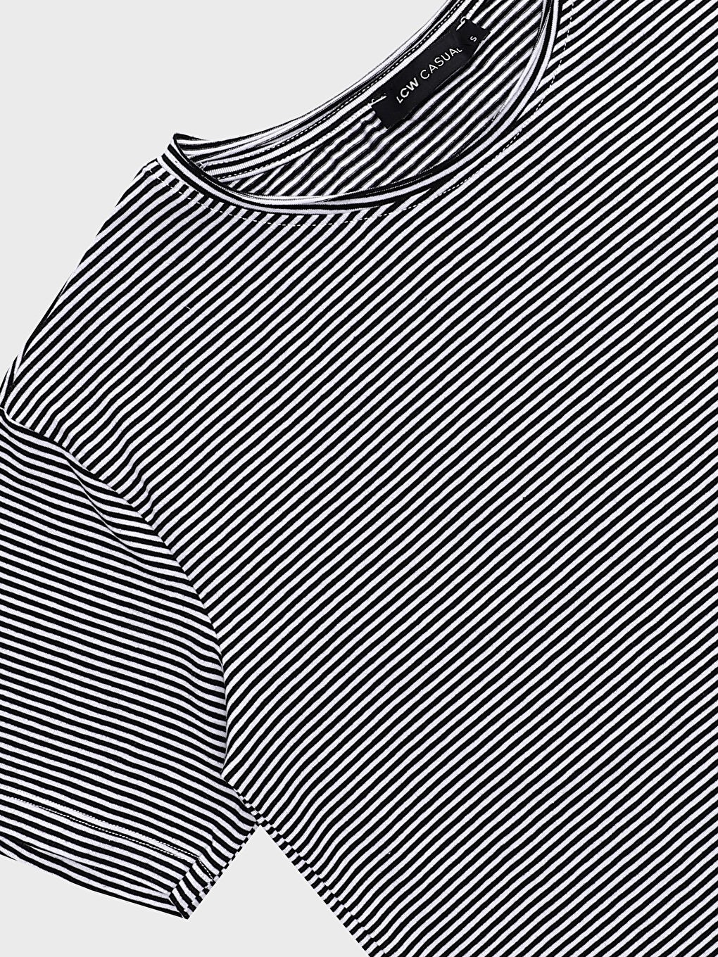 تيشيرت نسائي بياقة دائرية مخطط كم قصير-2