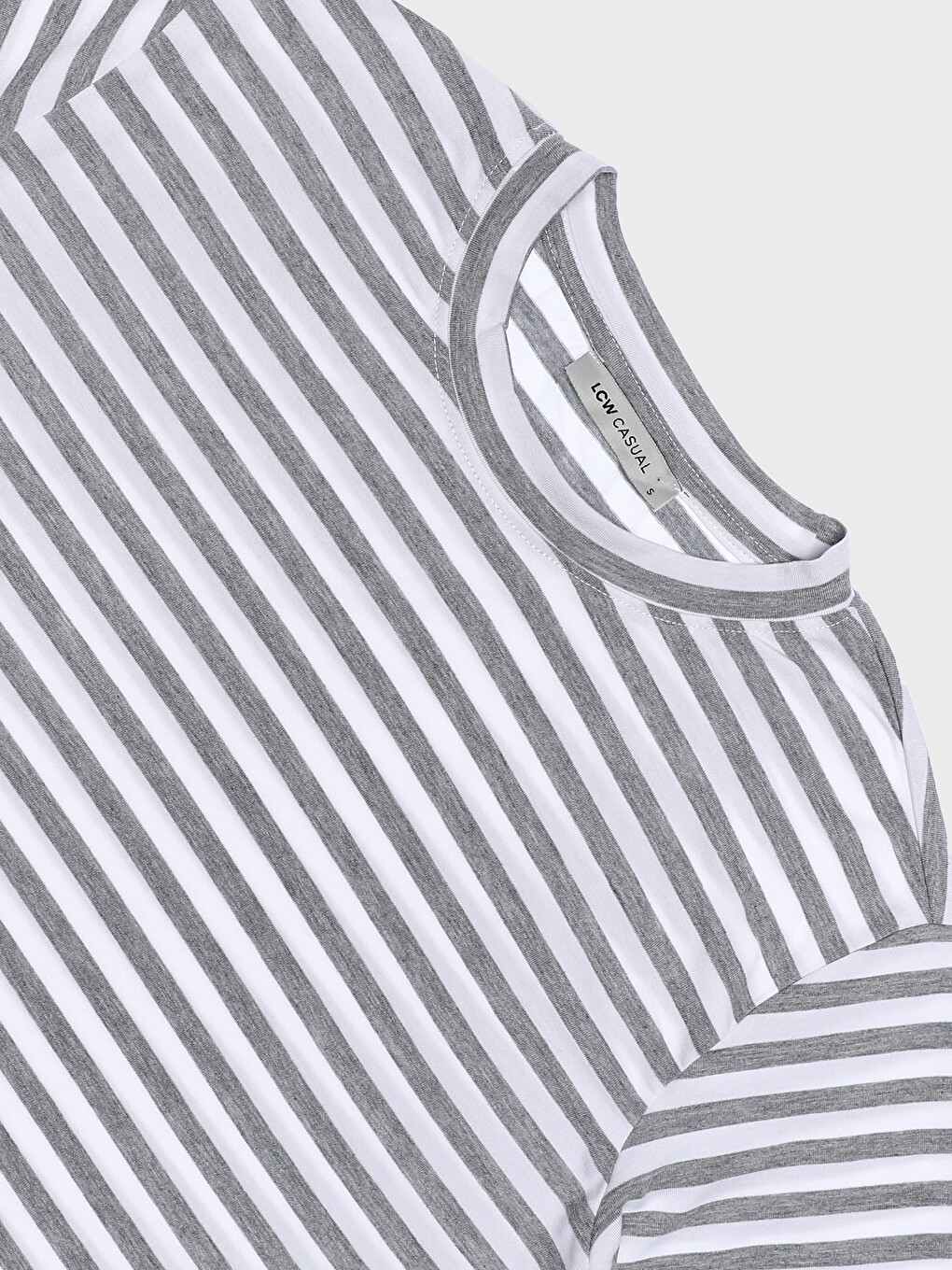 تيشيرت نسائي بياقة دائرية مخطط كم قصير-2