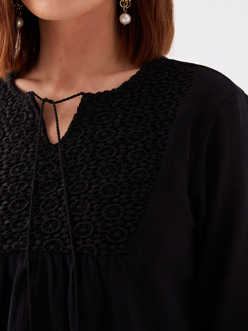 Siyah Bağlamalı Yaka Desenli Kadın Bluz-3