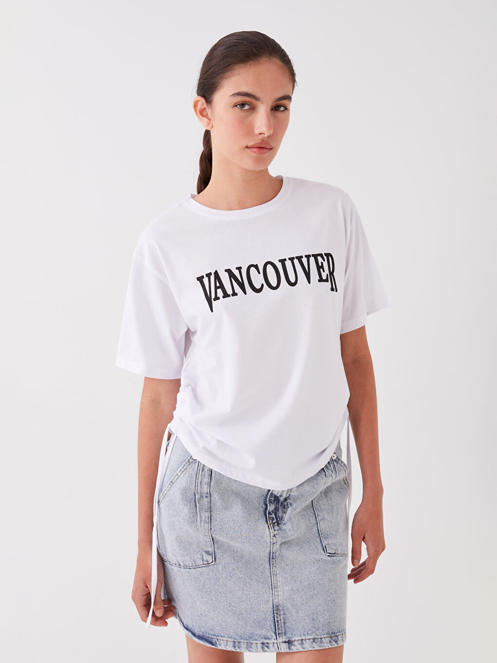 Beyaz Bisiklet Yaka Baskılı Kadın Tişört