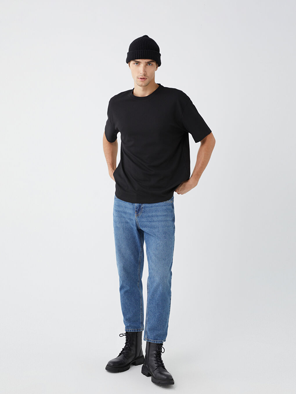 Siyah Bisiklet Yaka Kısa Kollu Erkek Tişört-1