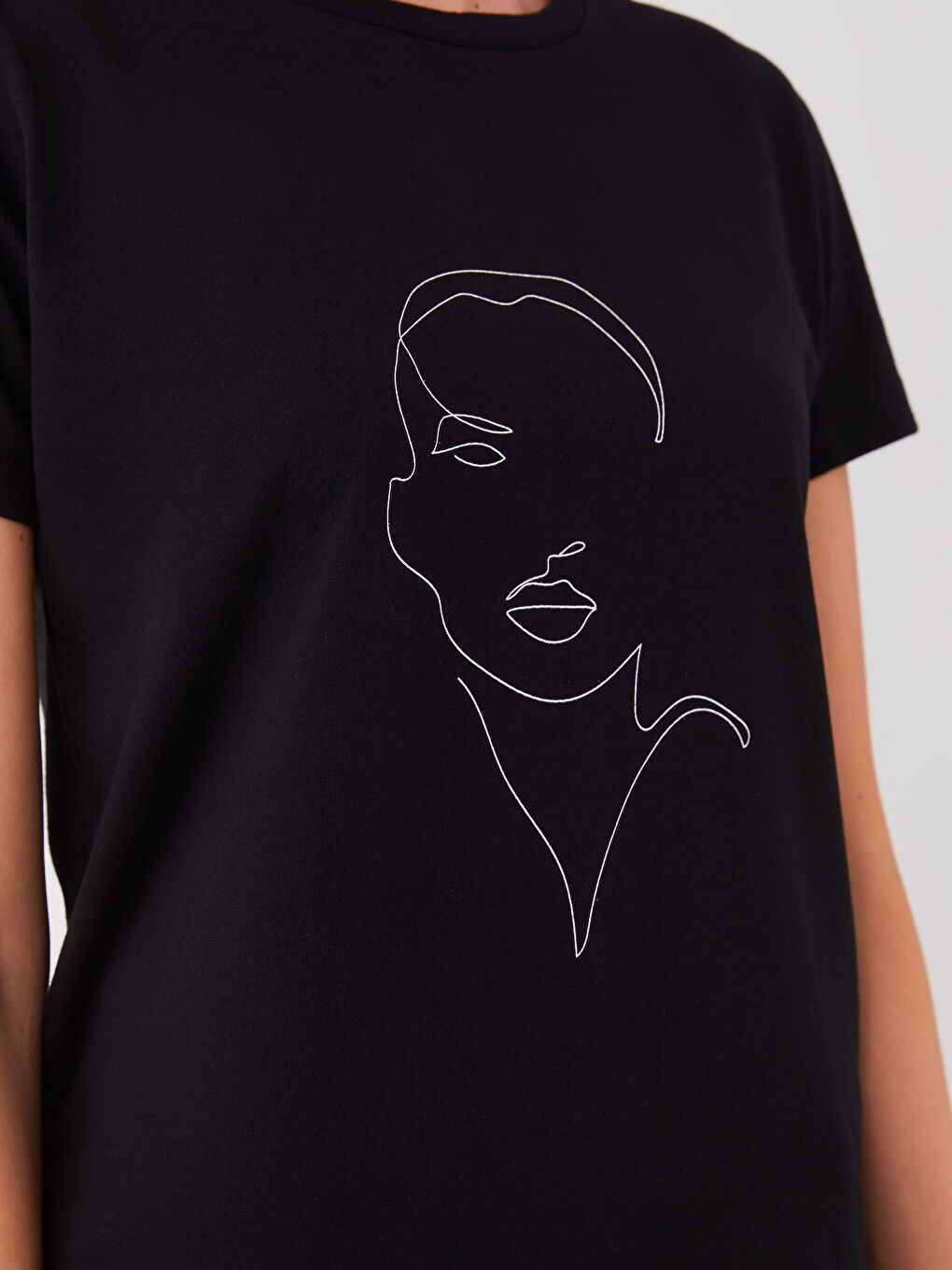 Siyah Bisiklet Yaka Baskılı Kısa Kollu Kadın Tişört-3