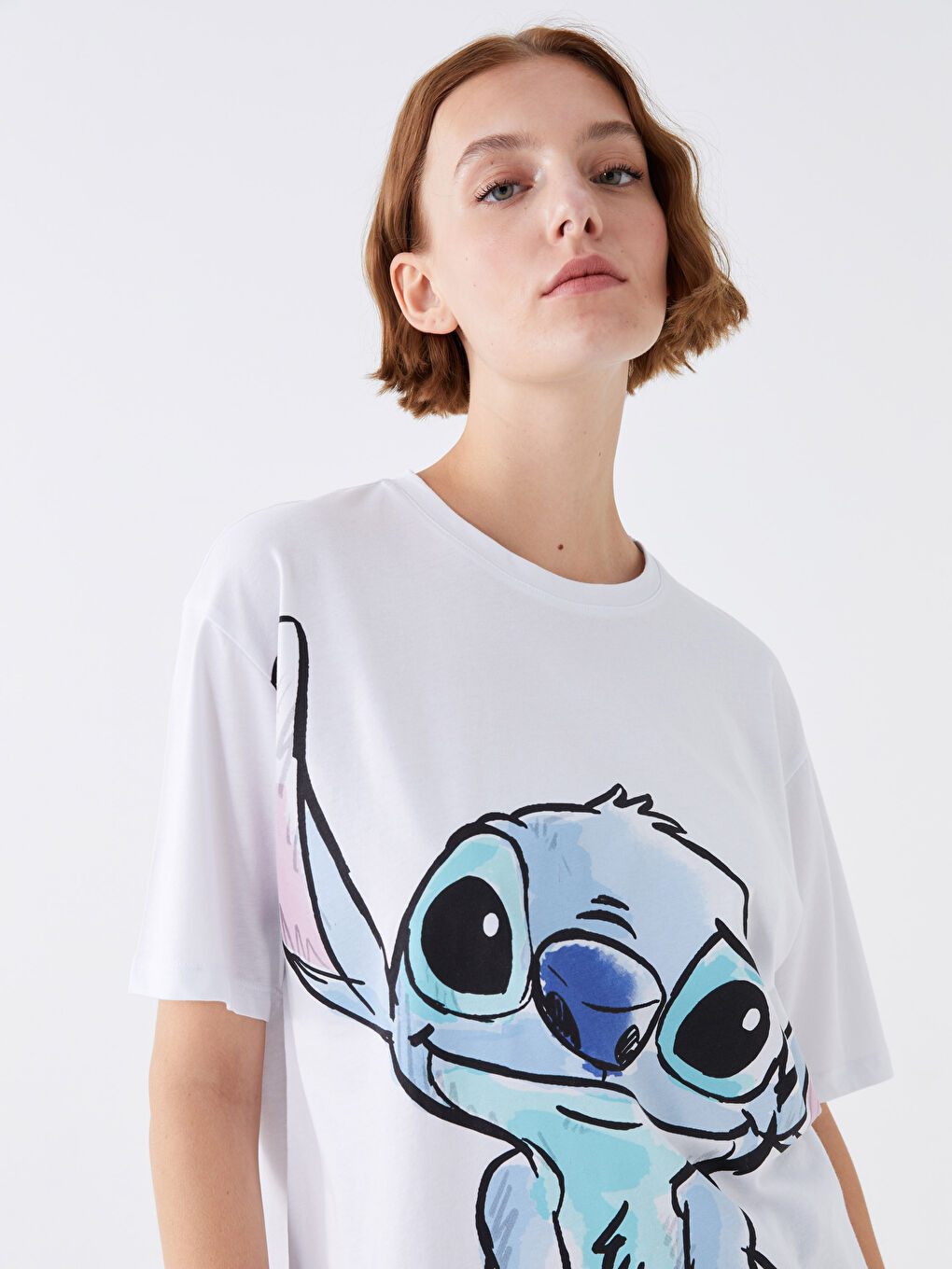 Beyaz Bisiklet Yaka Lilo & Stitch Baskılı Kısa Kollu Oversize Kadın Tişört-2