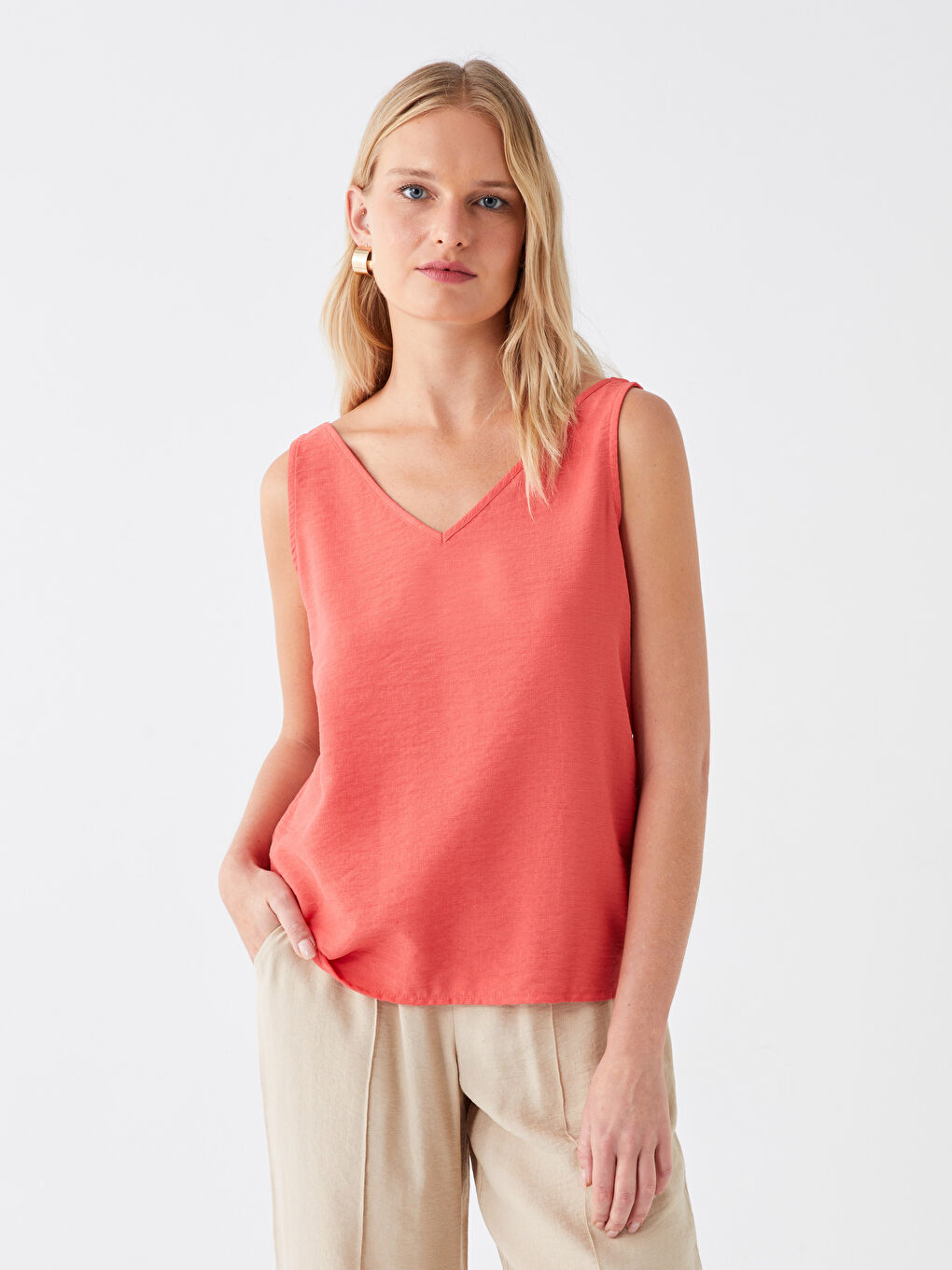 Женская однотонная блузка с V-образным вырезом