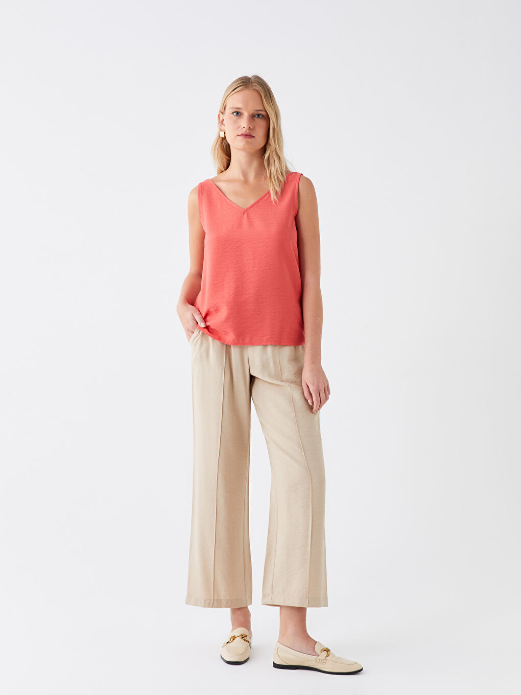 Женская однотонная блузка с V-образным вырезом-1