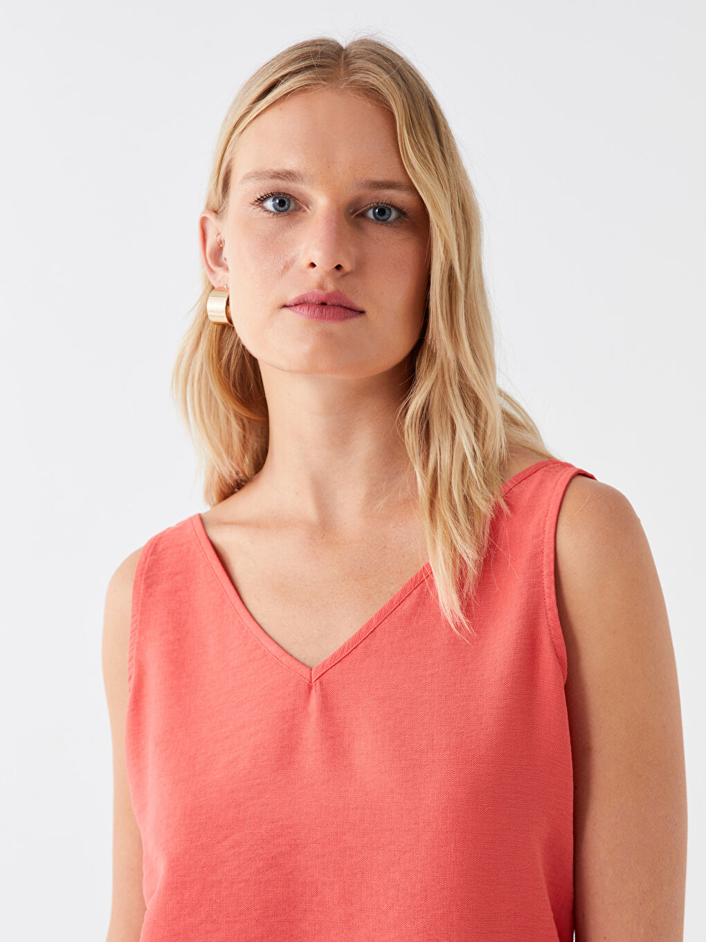 Женская однотонная блузка с V-образным вырезом-2