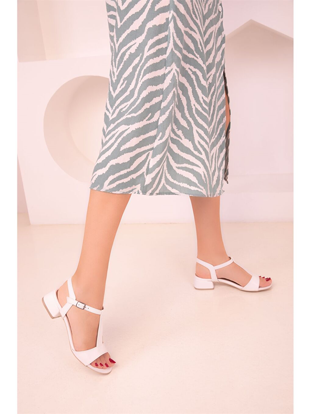 Beyaz Deri Görünümlü Kadın Topuklu Ayakkabı