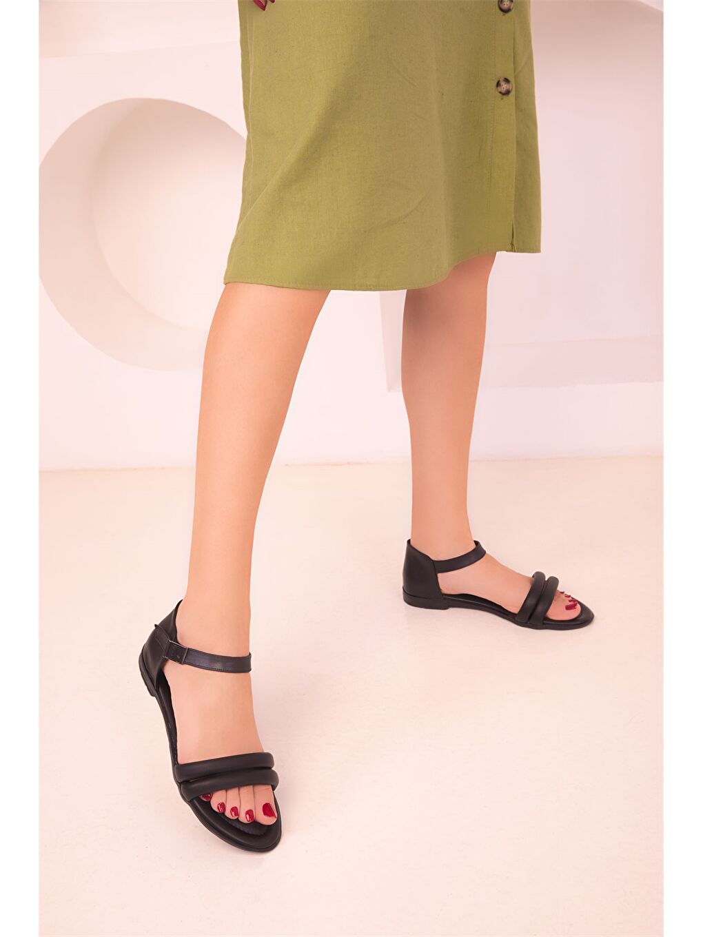 Siyah Deri Görünümlü Çift Bantlı Kadın Sandalet-3