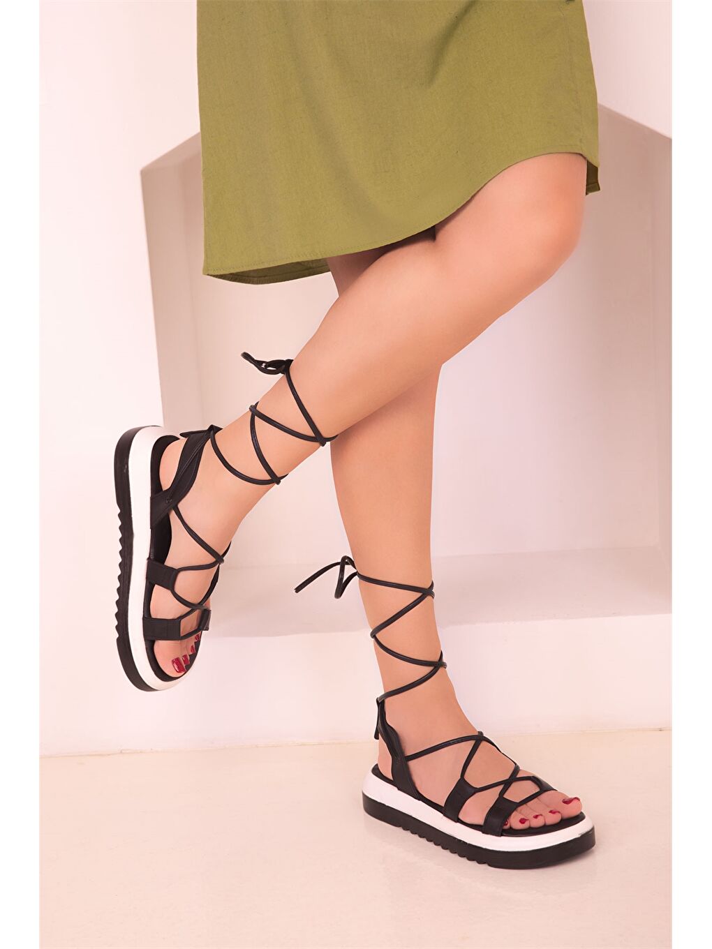 Siyah Deri Görünümlü Önü Açık Kadın Sandalet