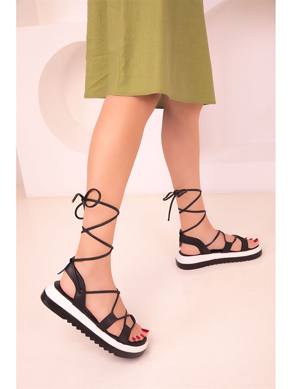 Siyah Deri Görünümlü Önü Açık Kadın Sandalet-3