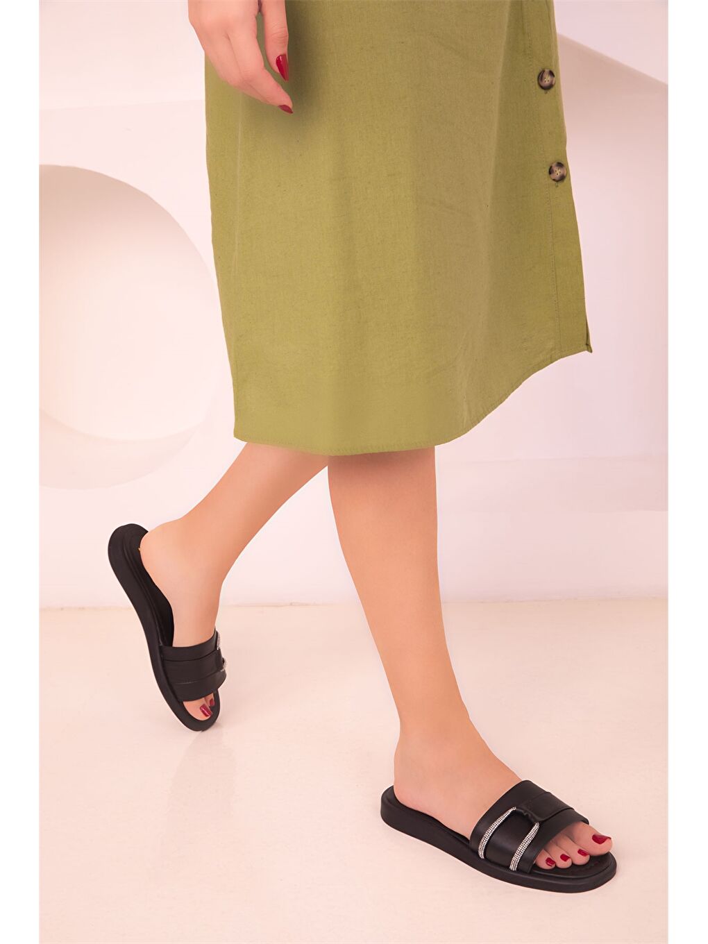 Siyah Deri Görünümlü Önü Açık Kadın Terlik-1