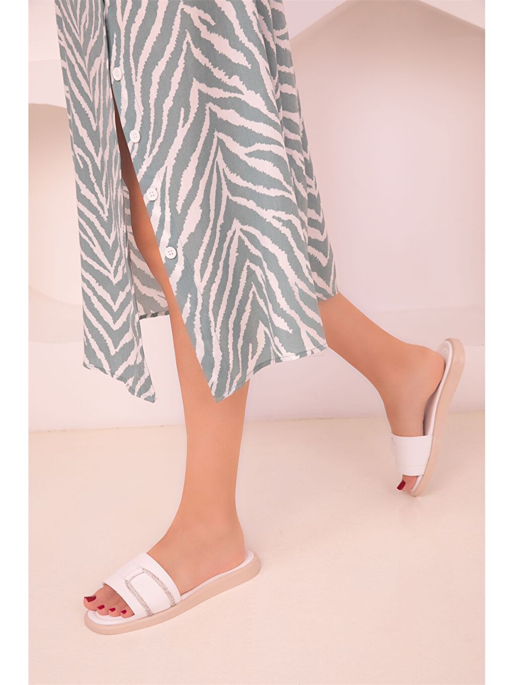 Beyaz Deri Görünümlü Önü Açık Kadın Terlik