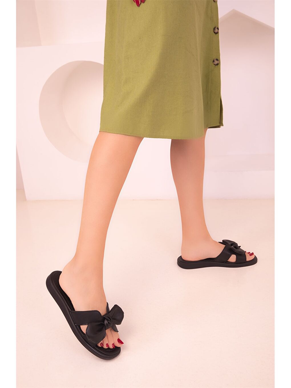 Siyah Deri Görünümlü Fiyonk Detaylı Kadın Terlik-3