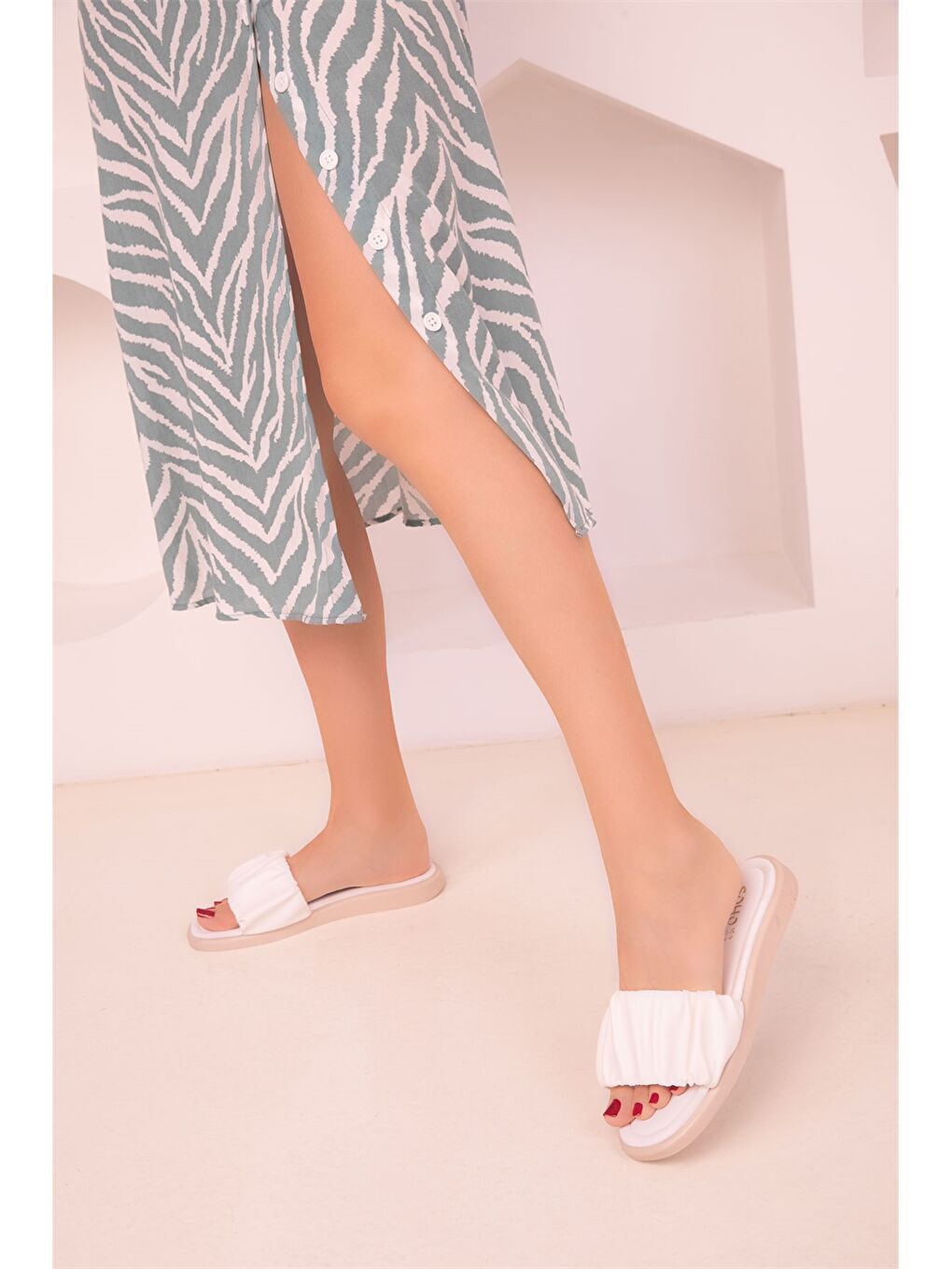 Beyaz Deri Görünümlü Önü Açık Kadın Terlik-2