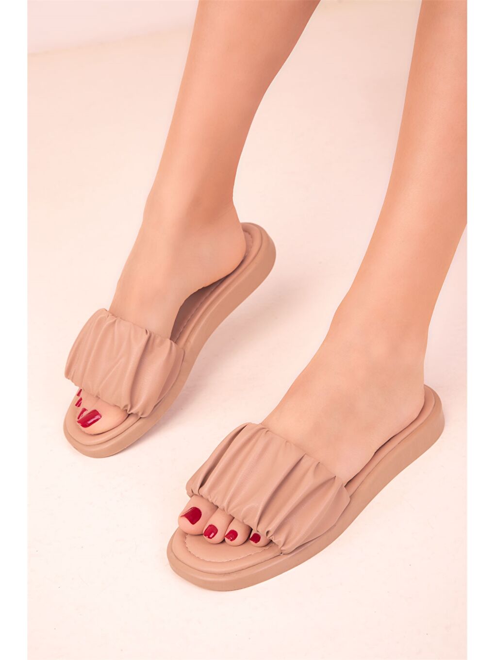 Bej Deri Görünümlü Önü Açık Kadın Terlik-2