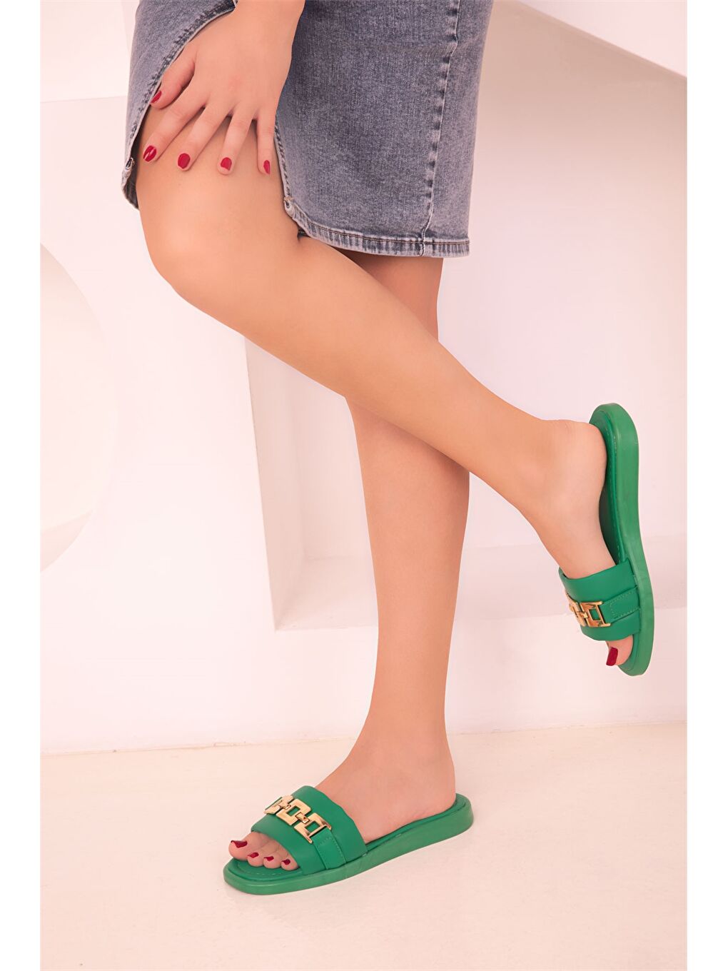 Yeşil Deri Görünümlü Aplike Detaylı Kadın Terlik