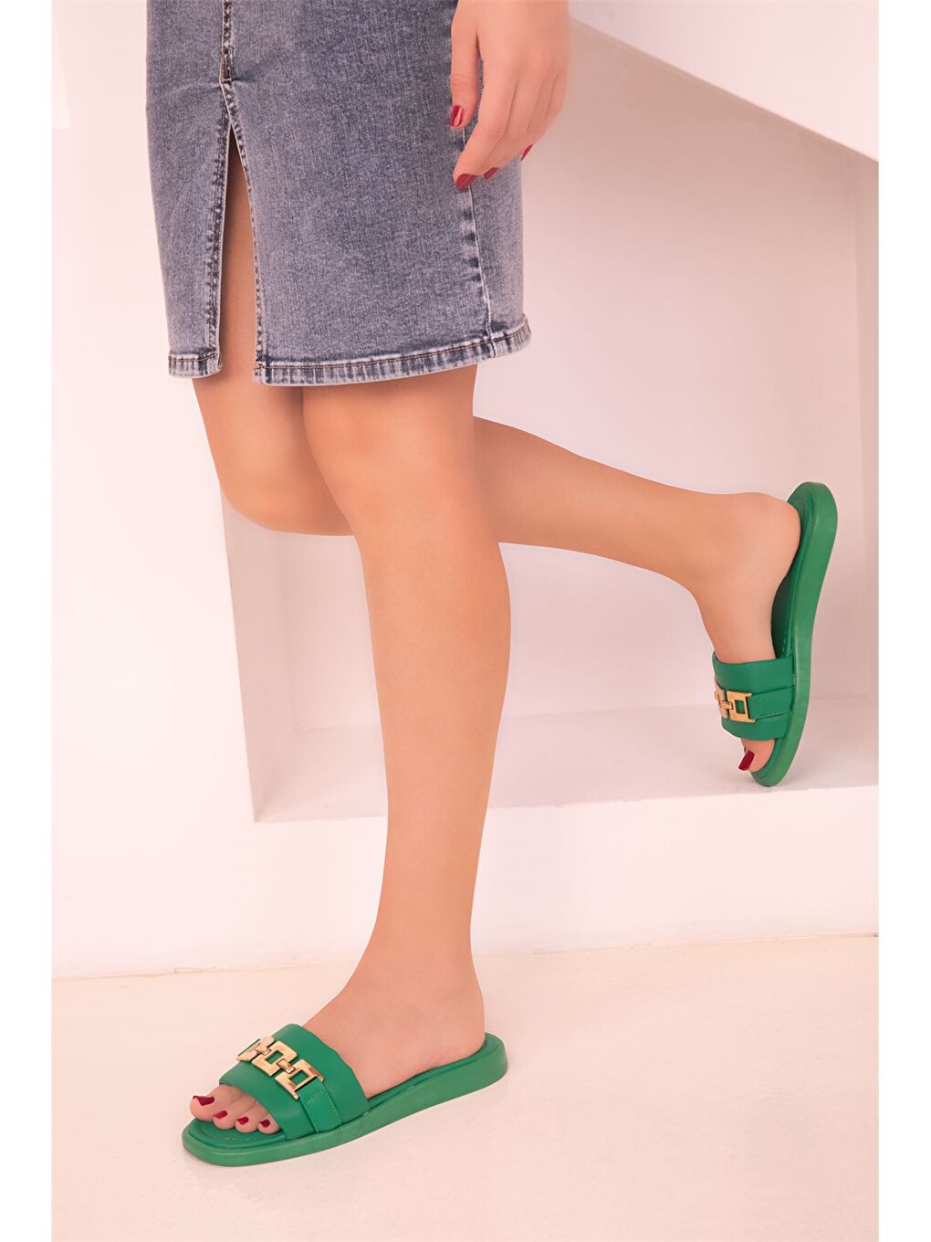 Yeşil Deri Görünümlü Aplike Detaylı Kadın Terlik-2