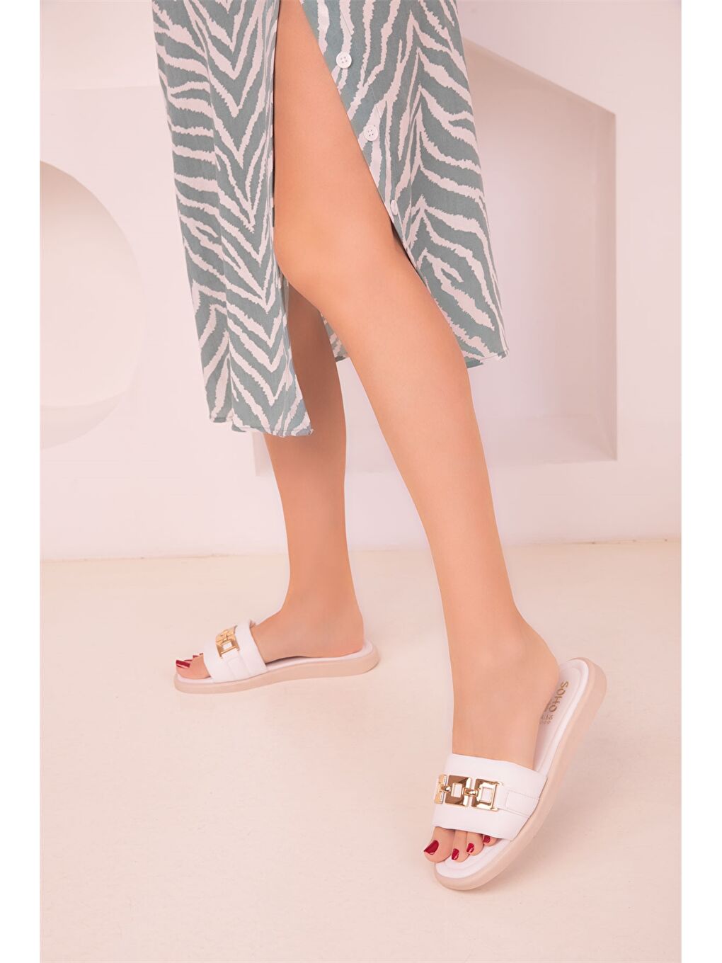 Beyaz Deri Görünümlü Aplike Detaylı Kadın Terlik-1