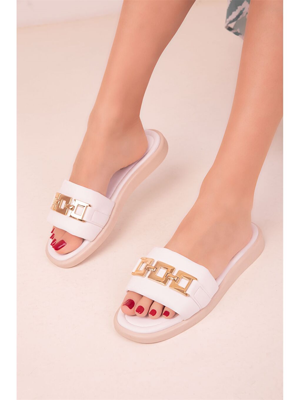Beyaz Deri Görünümlü Aplike Detaylı Kadın Terlik-3