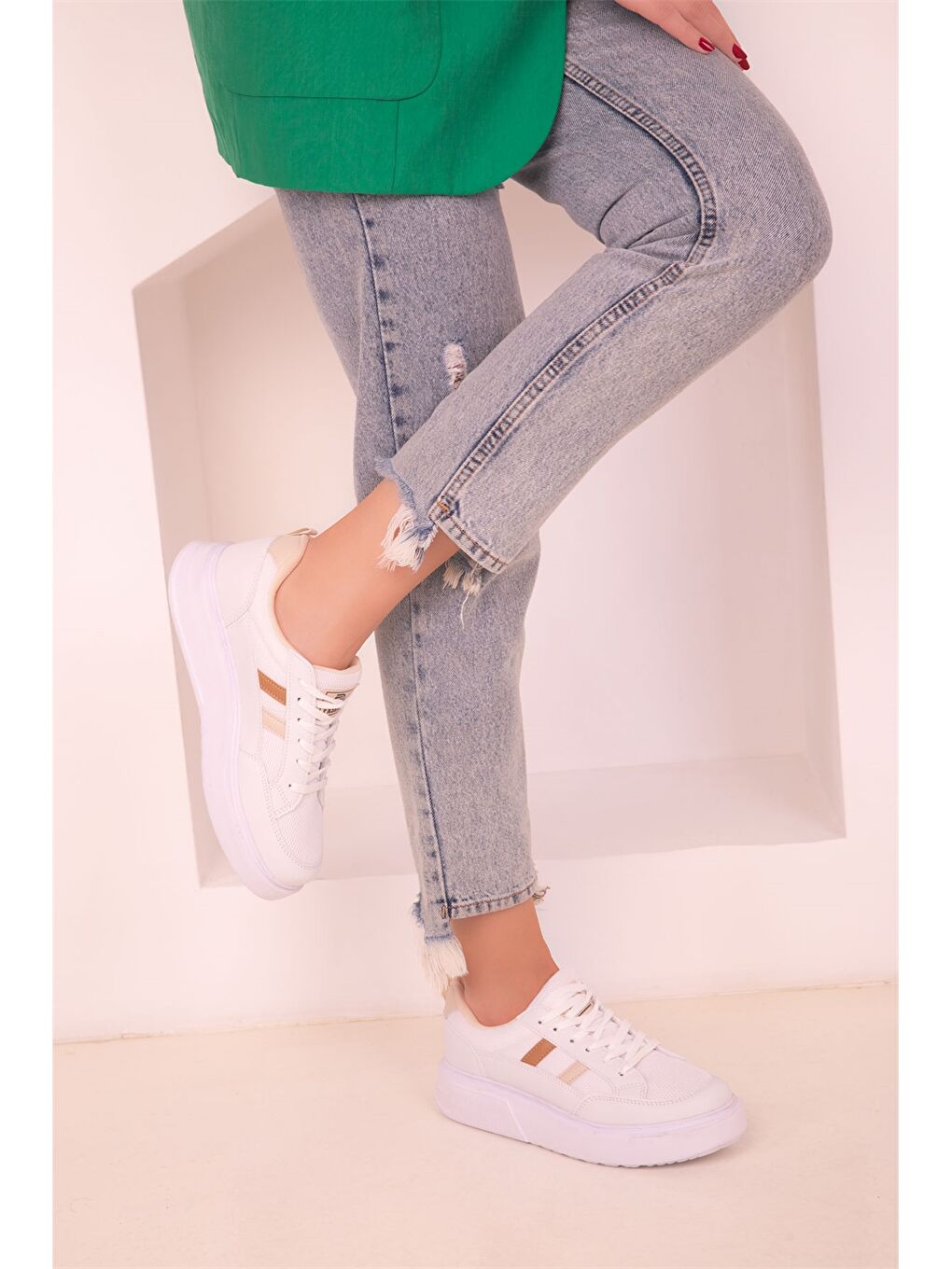 Beyaz Deri Görünümlü Bağcıklı Kadın Spor Ayakkabı