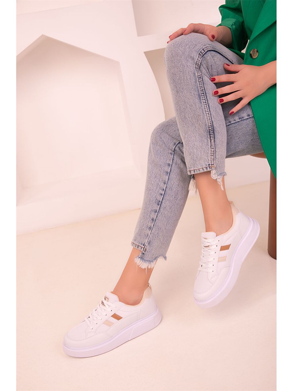 Beyaz Deri Görünümlü Bağcıklı Kadın Spor Ayakkabı-1
