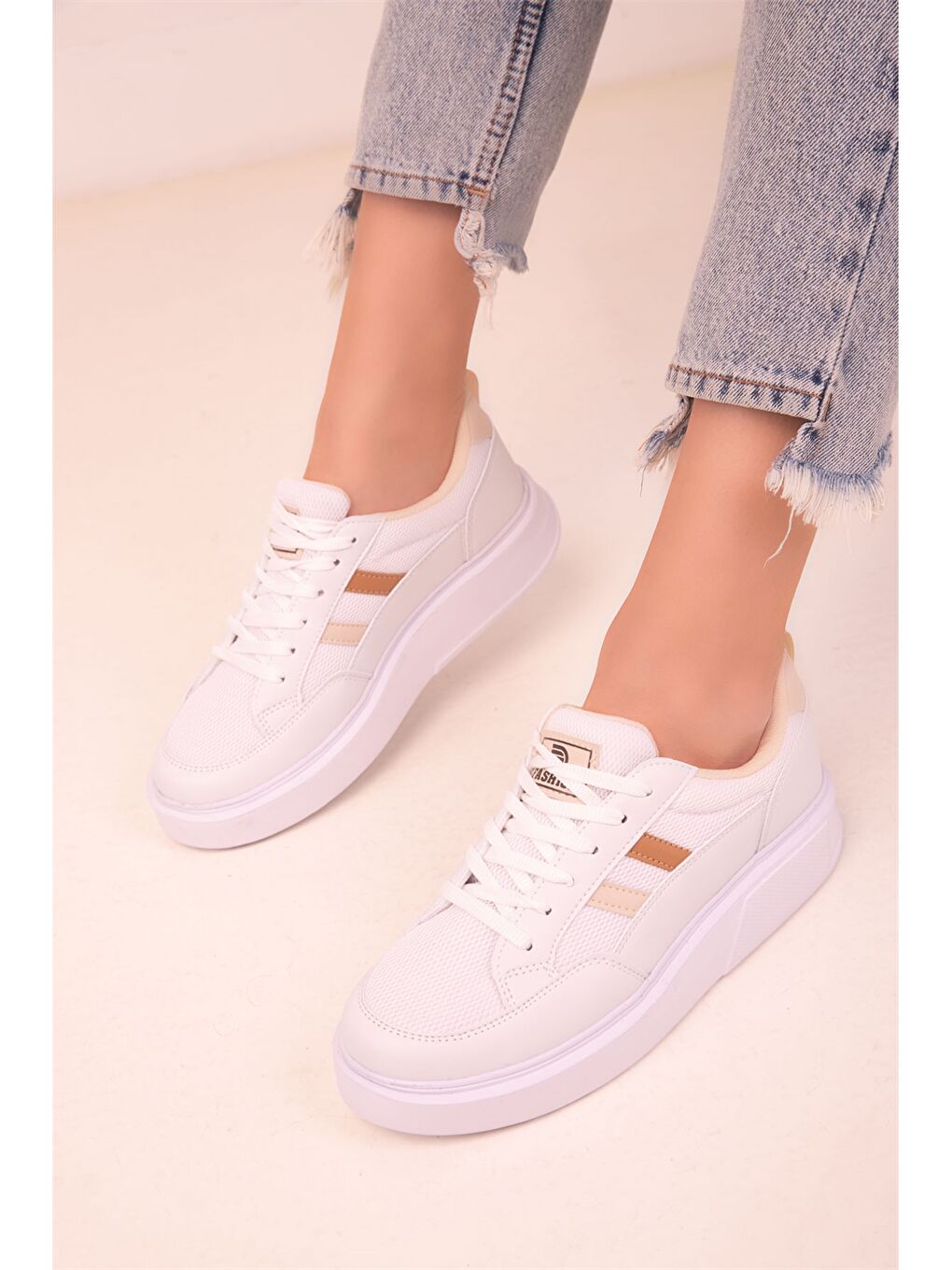 Beyaz Deri Görünümlü Bağcıklı Kadın Spor Ayakkabı-2