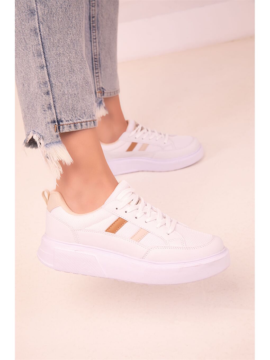 Beyaz Deri Görünümlü Bağcıklı Kadın Spor Ayakkabı-3