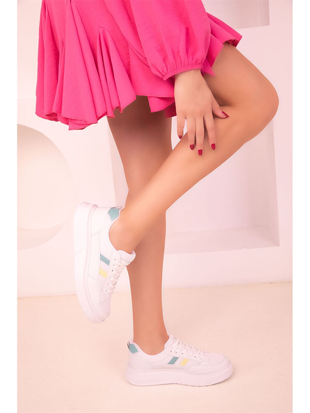 Beyaz Deri Görünümlü Bağcıklı Kadın Spor Ayakkabı