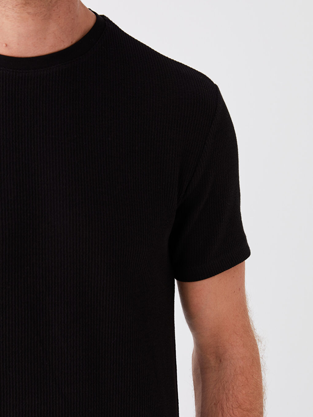 Siyah Bisiklet Yaka Kısa Kollu Erkek Tişört-3