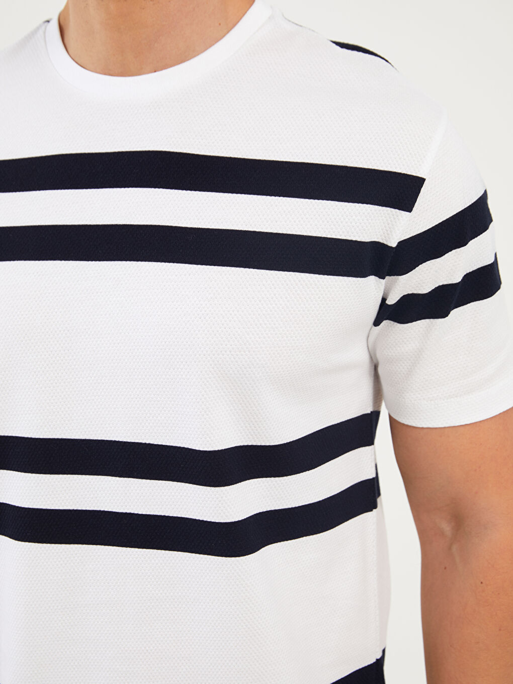 Beyaz Bisiklet Yaka Kısa Kollu Çizgili Erkek Tişört-3