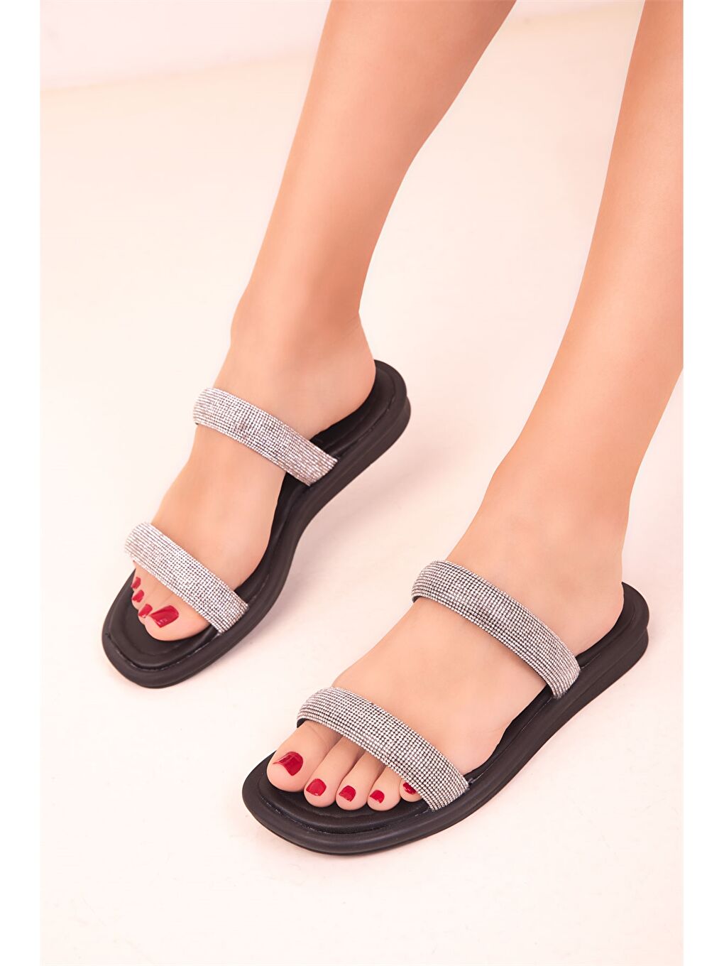 Siyah Deri Görünümlü Çift Bantlı Kadın Terlik-3