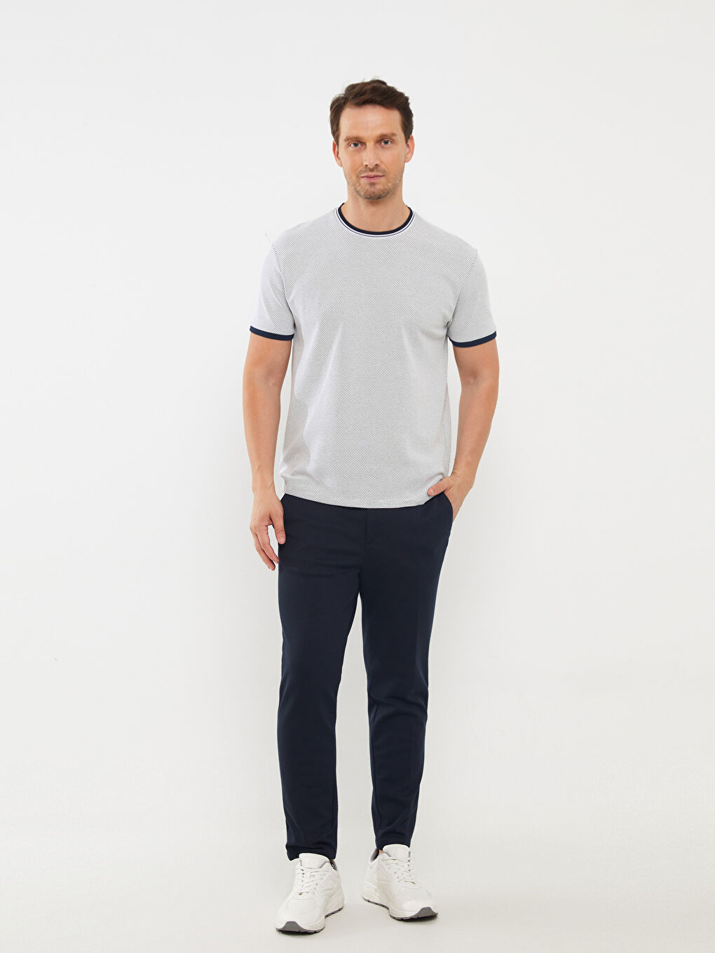 Beyaz Bisiklet Yaka Kısa Kollu Erkek Tişört-1