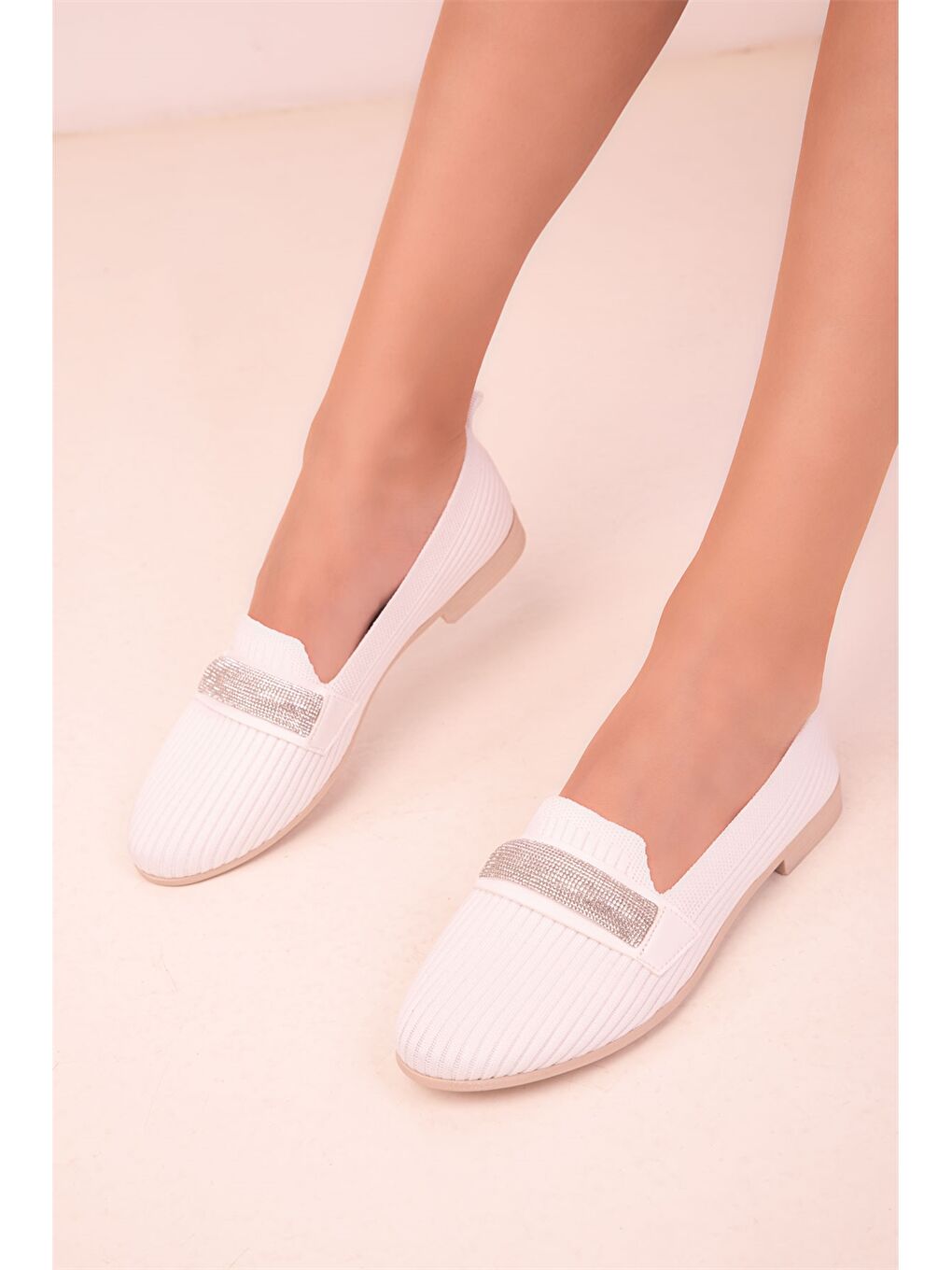 Beyaz Aplike Detaylı Kadın Babet-2