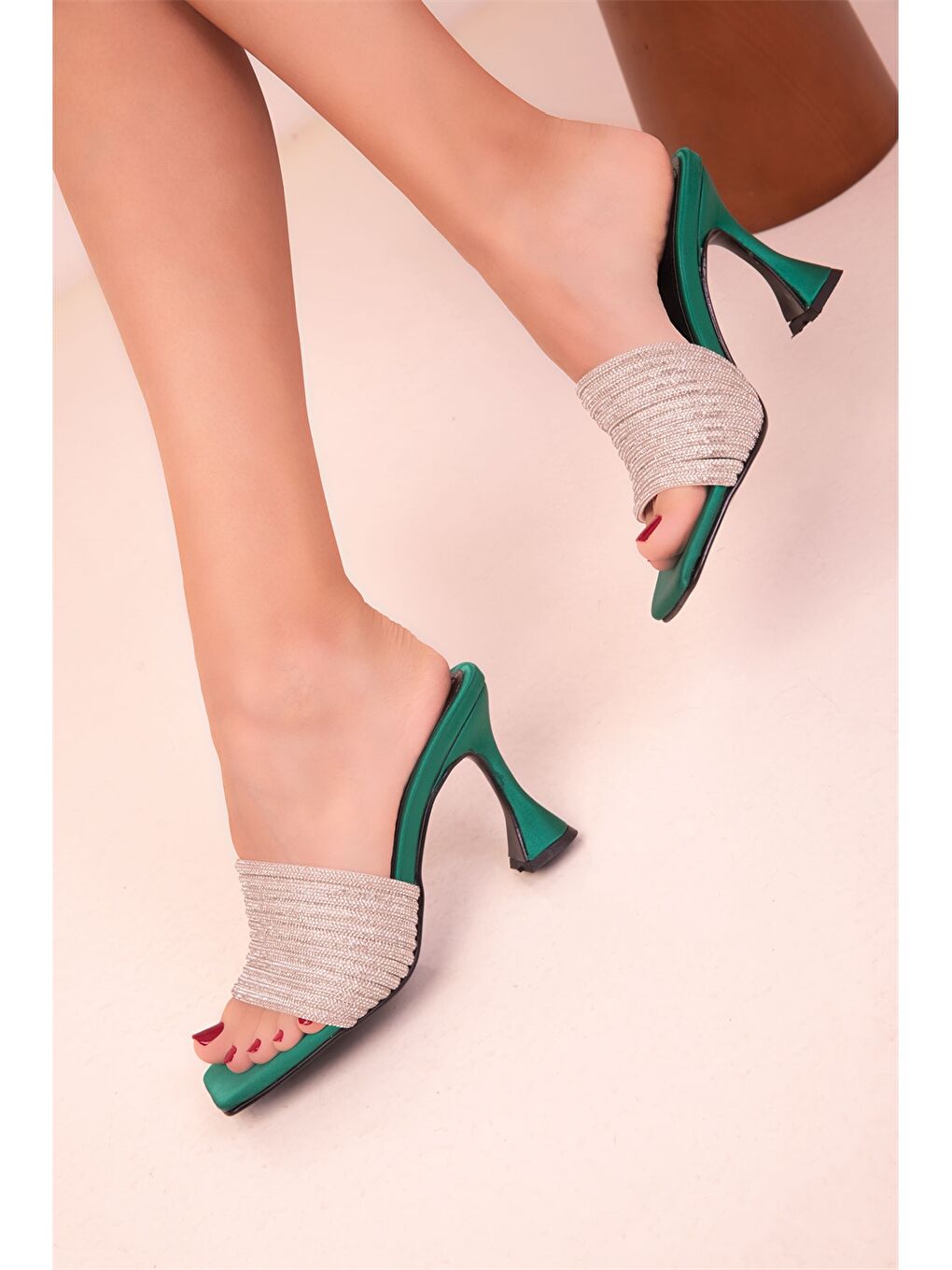 Yeşil Taş Detaylı Kadın Topuklu Terlik-3