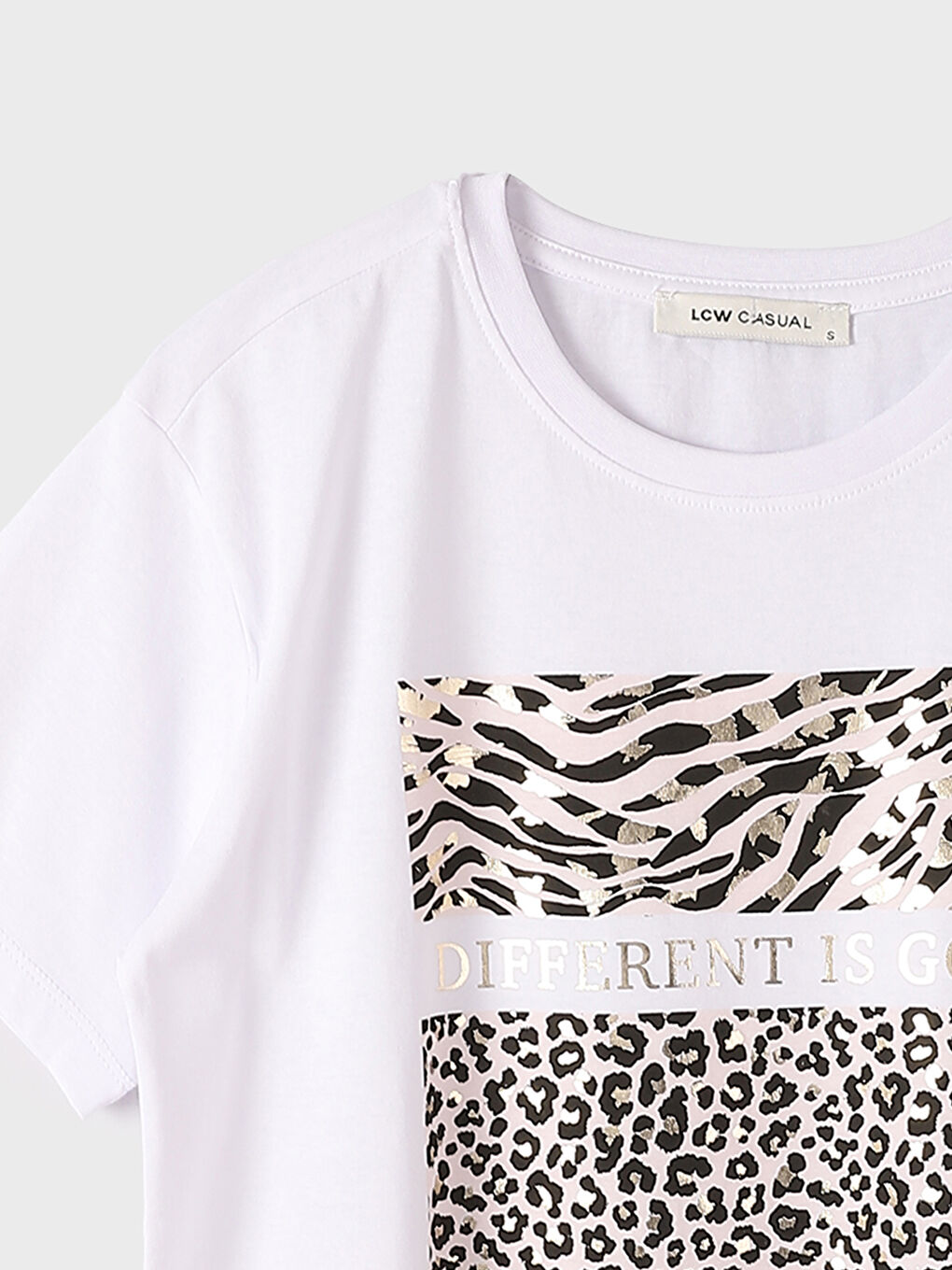 تيشيرت نسائي بأكمام قصيرة وياقة دائرية مطبوع-1